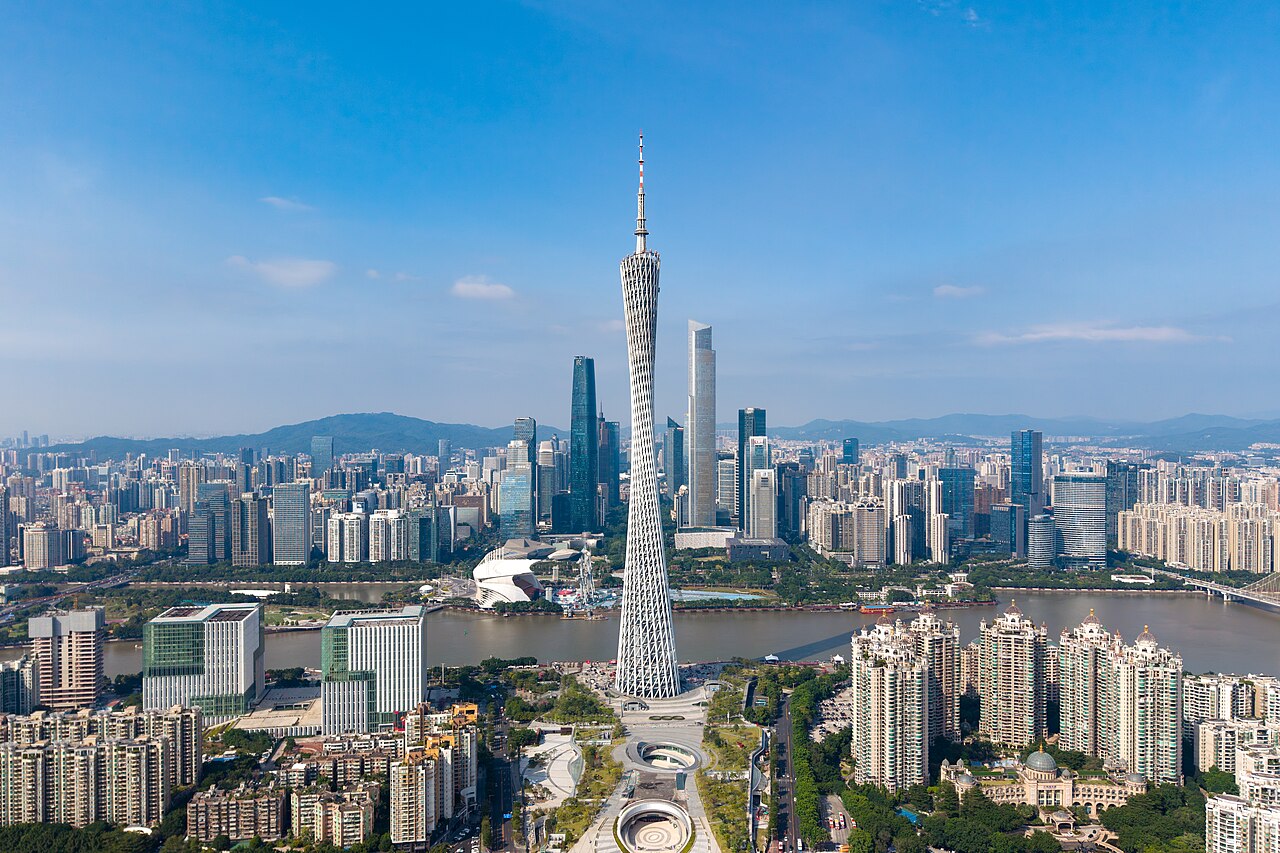 廣州塔與珠江兩岸天際線，配合香港往返廣州長途中港車專車