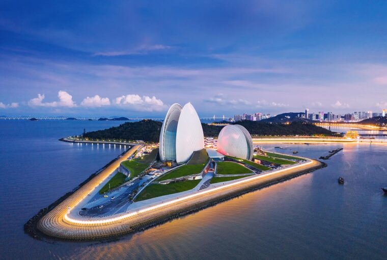 珠海大劇院日月貝夜色及遠方港珠澳大橋燈火，對應香港往返珠海跨境專車